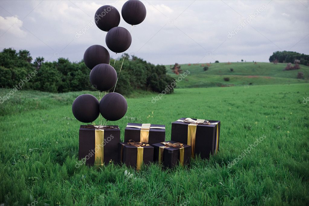 Schwarze Luftballons Und Grosse Schwarze Boxen In Der Landschaft Dekoration Fur Fotoshooting Stockfotografie Lizenzfreie Fotos C Katunya Depositphotos