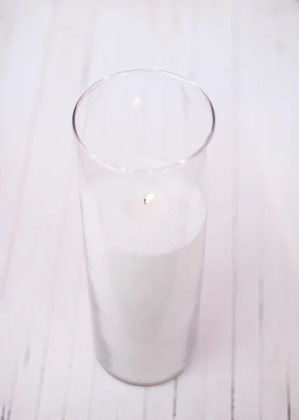 Bougie blanche pilier dans un vase en verre — Photo