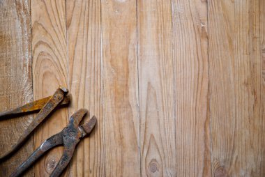 Ahşap arkaplanda eski araçlar