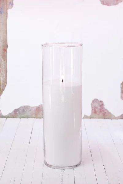 Bougie blanche pilier dans un vase en verre — Photo