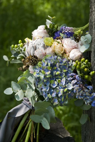 Bouquet of flowers for the bride on her wedding day paired with a tree — Stock Photo, Image