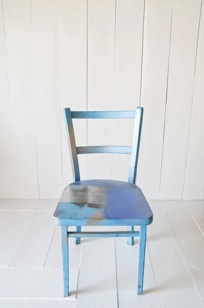 Régi vintage kék fa szék, egy fehér háttér — Stock Fotó