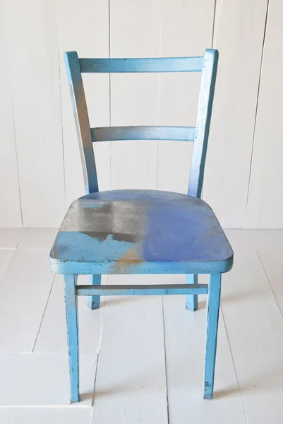 在白色背景上旧复古蓝色木椅 — 图库照片