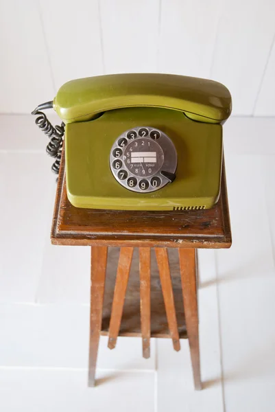 Retro-Telefon auf Holz-Vintage-Tisch. weißer Hintergrund — Stockfoto