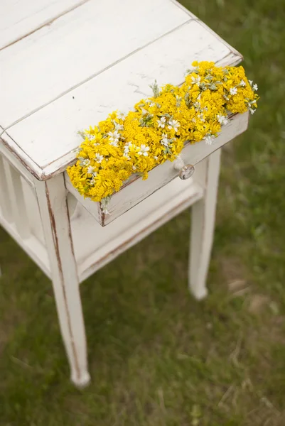 Old vintage table and flowers — Stock Photo, Image