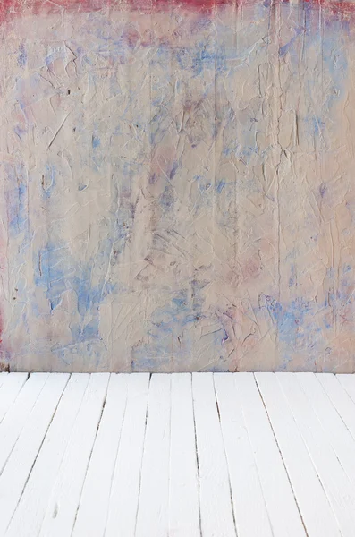 Интерьер винтажной комнаты без потолка из краски гранж цементной стены и старого деревянного пола . — стоковое фото