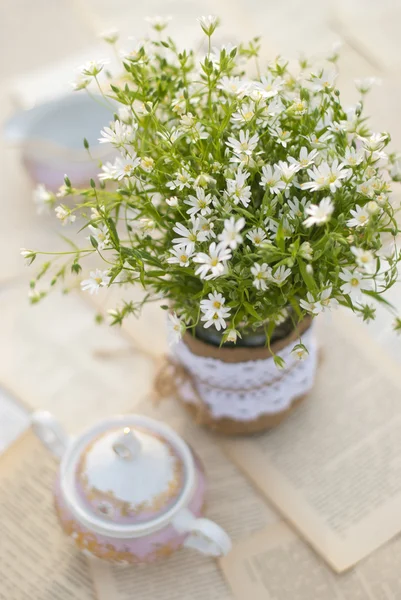 Wilde bloemen op tafel — Stockfoto