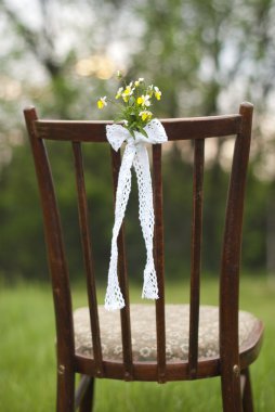 Düğün için çiçek bir düzenleme ile klasik sandalye