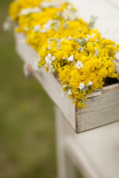 Старый старинный стол и полевые цветы — стоковое фото