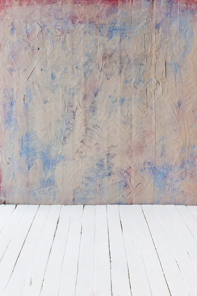 Пустой цвет Интерьер винтажной комнаты без потолка из краски гранж каменной стены и старого деревянного пола . — стоковое фото