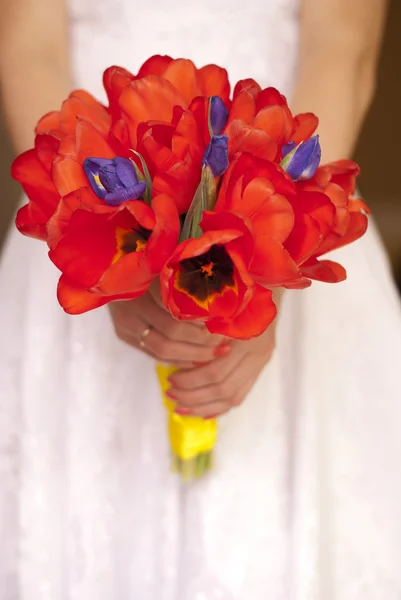 Wedding bouquet in hands of the bride — Stock Photo, Image