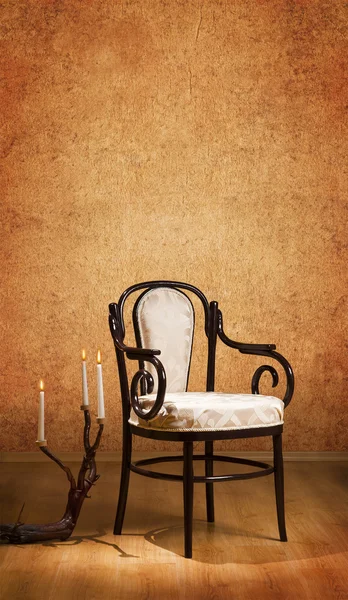 Cadeira vintage e velas no quarto escuro — Fotografia de Stock