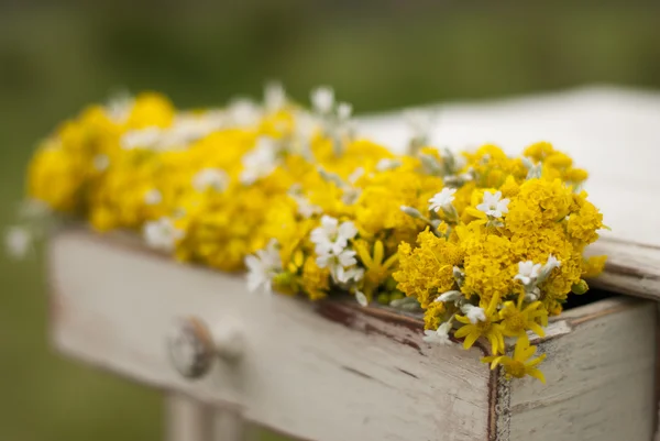 Mesa vintage velha e flores — Fotografia de Stock