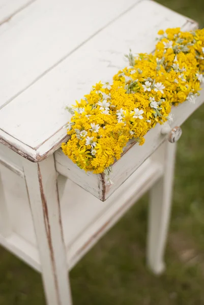 Alter Vintage-Tisch und Blumen — Stockfoto