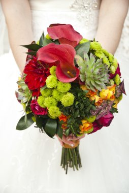 Güzel düğün buketi Gelinin ellerinde