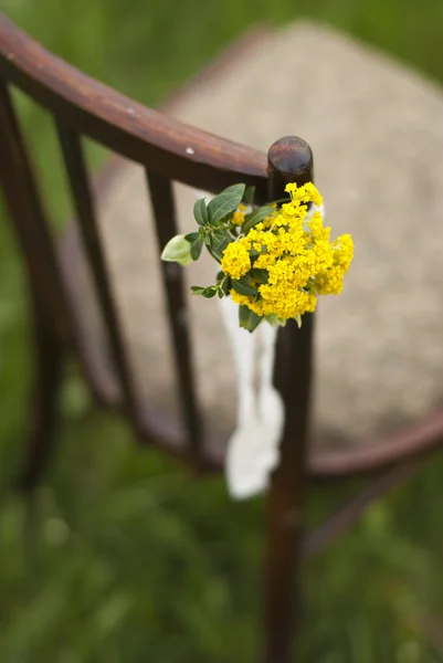 Close up van bloem ingericht op bruiloft vintage stoel — Stockfoto