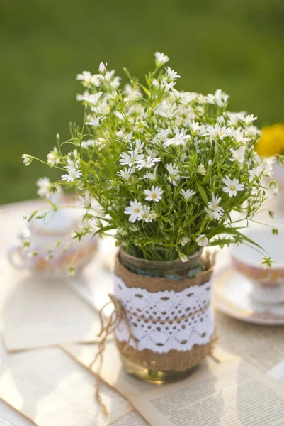 Wilde bloemen op tafel — Stockfoto