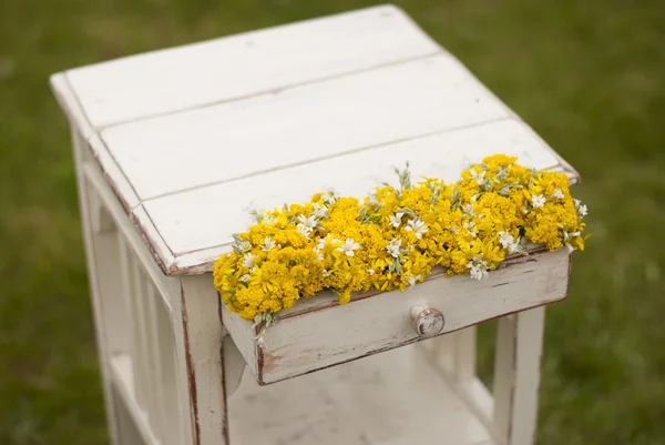 Old vintage table and flowers — Stock Photo, Image