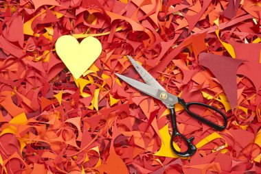 Sevgililer günü kağıt kesimler arka makas ile kesme