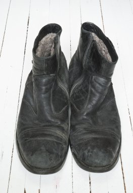 Beyaz ahşap zemin üzerinde eski önyükleme