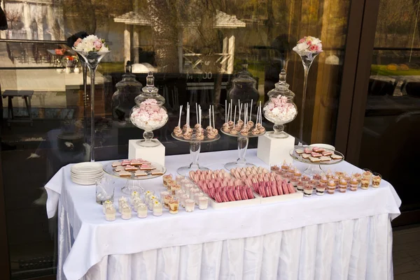 Desserttafel voor een huwelijksfeest — Stockfoto