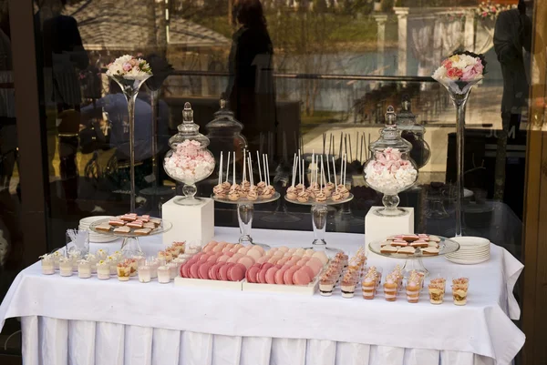 Desserttafel voor een huwelijksfeest — Stockfoto