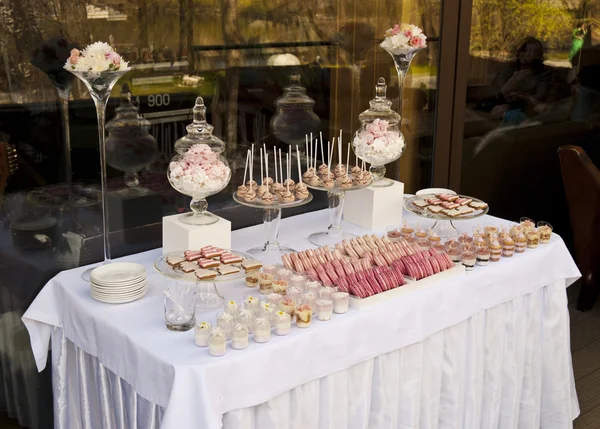 Mesa de sobremesa para uma festa de casamento — Fotografia de Stock