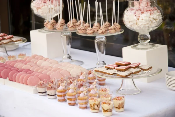 Desserttafel voor een huwelijksfeest — Stockfoto