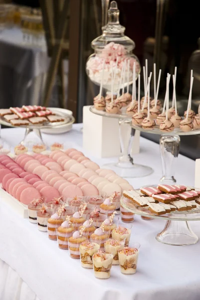 Desserttisch für eine Hochzeitsgesellschaft — Stockfoto