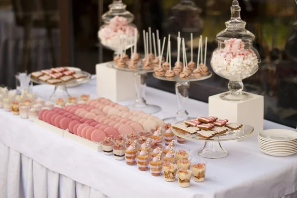 Efterrätt bord för en bröllopsfest — Stockfoto