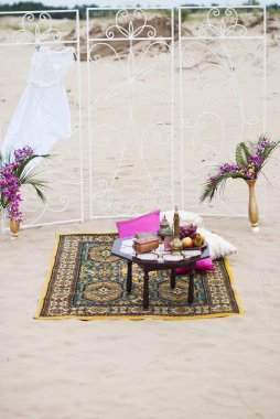 Düğün salonu dinlenme bölgesi çöl kumları Fas stile tablo düzenleme. Taze üzüm, elma ve armut ile his yakın: