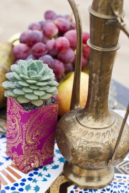 Fas stile çölde kum içinde masa aranjmanı düğün. Taze üzüm, elma ve armut ile his yakın: