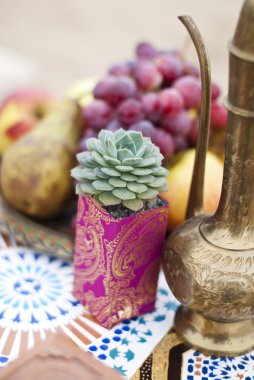 Fas stile çölde kum içinde masa aranjmanı düğün. Taze üzüm, elma ve armut ile his yakın: