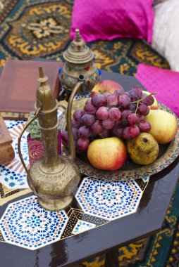 Fas stile çölde kum içinde masa aranjmanı düğün. Taze üzüm, elma ve armut ile his yakın: