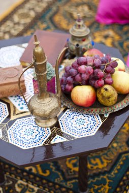 Fas stile çölde kum içinde masa aranjmanı düğün. Taze üzüm, elma ve armut ile his yakın: