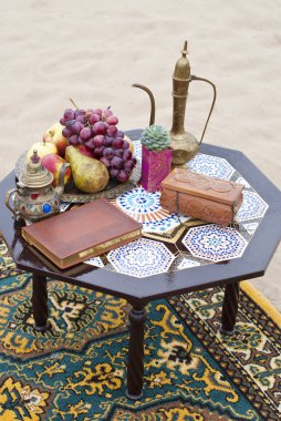 Fas stile çölde kum içinde masa aranjmanı düğün. Taze üzüm, elma ve armut ile his yakın: