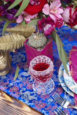 Fas stile çölde kum içinde masa aranjmanı düğün