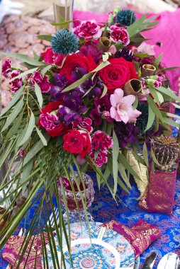 Fas stile çölde kum içinde masa aranjmanı düğün