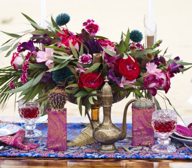 Fas stile çölde kum içinde masa aranjmanı düğün