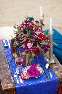 Fas stile çölde kum içinde masa aranjmanı düğün