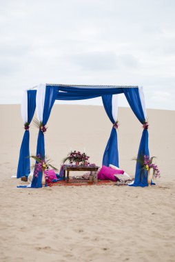 Fas stile çölde kum içinde masa aranjmanı düğün