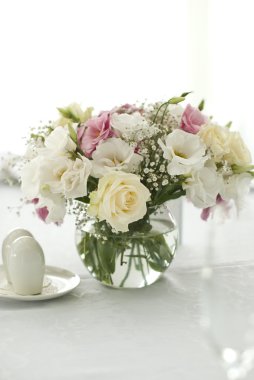 düğün günü masaya güzel çiçek