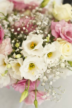 düğün günü masaya güzel çiçek