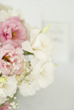 düğün günü masaya güzel çiçek