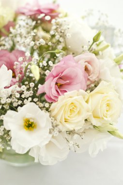 düğün günü masaya güzel çiçek