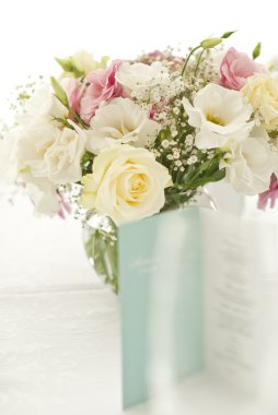 Menü kartı ile düğün günü masaya güzel çiçek