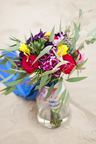 Belo buquê de casamento na areia do deserto — Fotografia de Stock