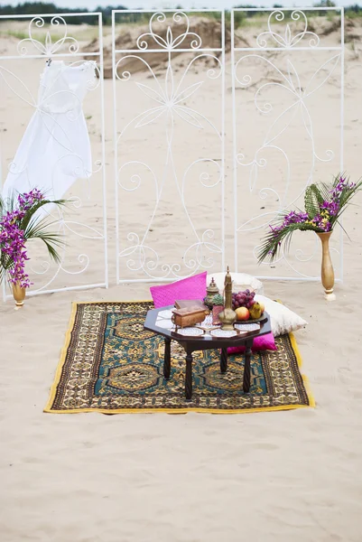 Wedding table arrangement of lounge rest zone desert sand of Morocco stile. Fresh grapes near the salver with apples and pears — Stock Photo, Image