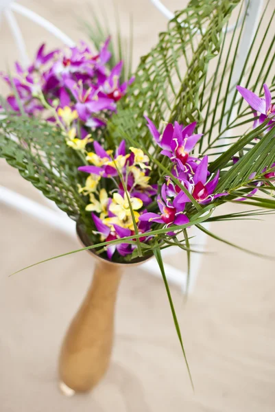 Belo buquê de flores abstratas na areia do deserto — Fotografia de Stock