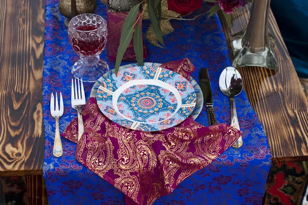 Arreglo de mesa de boda en la arena del desierto de Marruecos stile — Foto de Stock